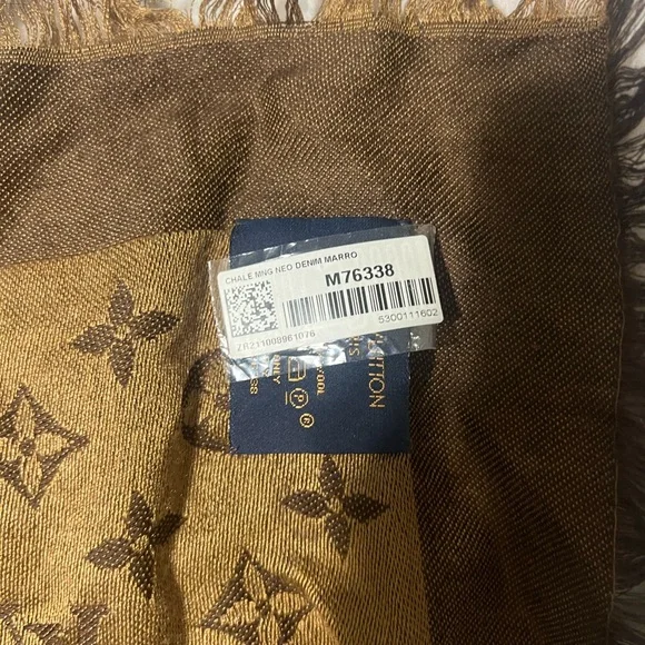 Louis Vuitton Gold Reversible Monogram Shawl - Picture 4 of 4